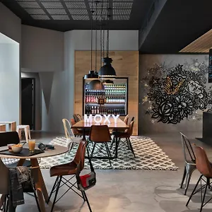 Moxy Lyon Airport Otel